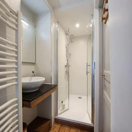 Manoir Aux Roses, 15 Personnes Avec