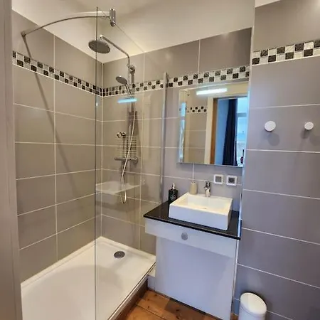 Manoir Aux Roses, 15 Personnes Avec